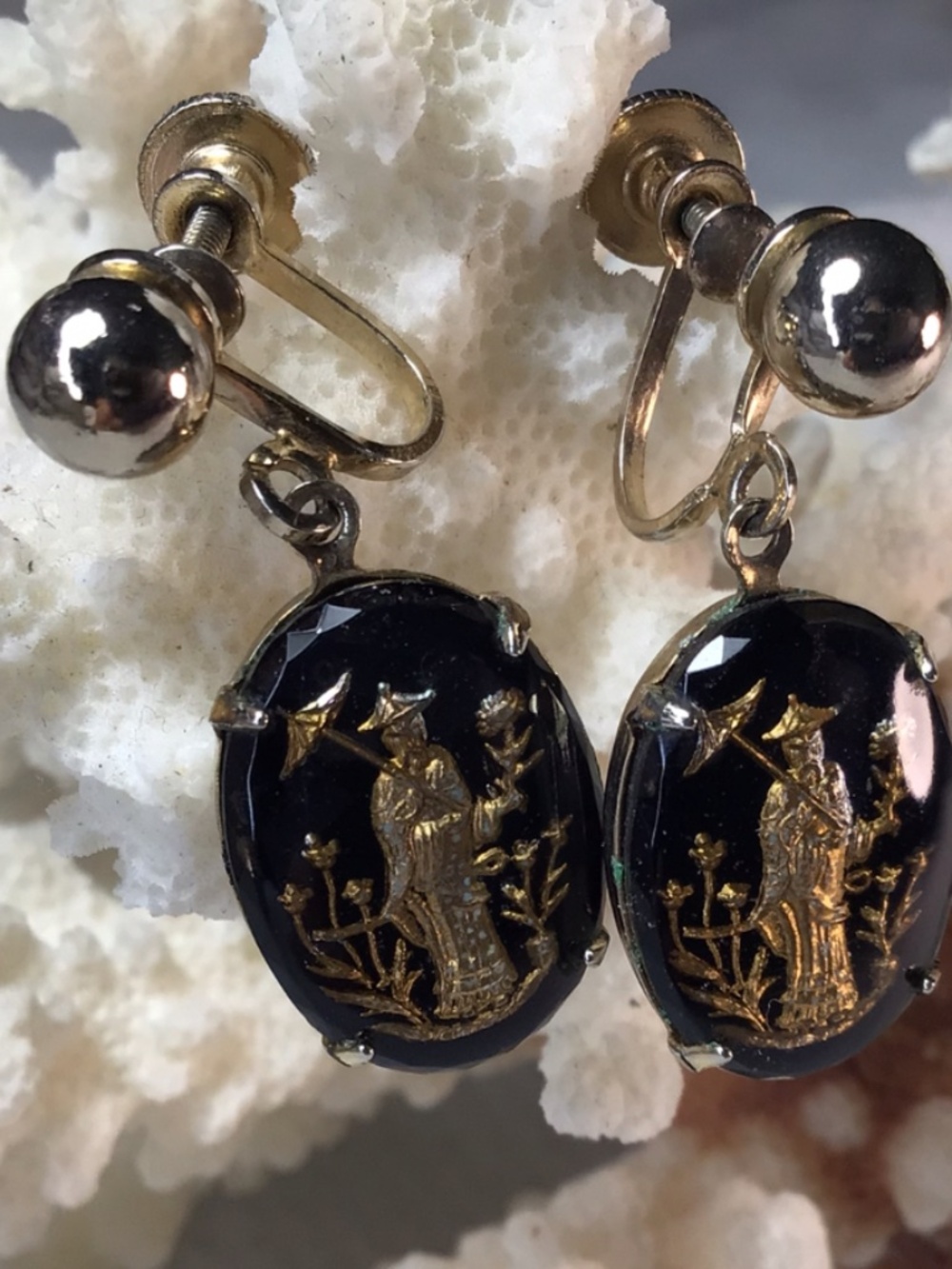 Vintage Japanese Design Screw Back Earring Intaglio Black/Gold Oriental Figures